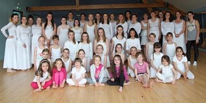 les danseuses de la commune de Follainville-Dennemont au complet